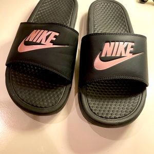 black and pink nike slides